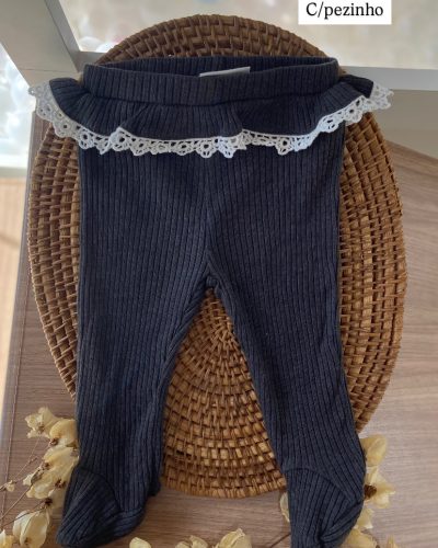 Calça Babado Daisy Fuentes Tamanho 3-6 meses com pezinho