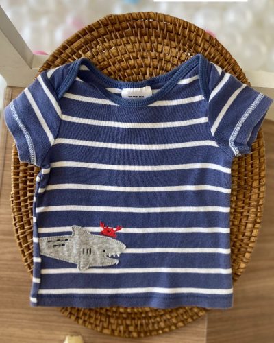 Camiseta Carter's Tubarão Tamanho 3-6 meses